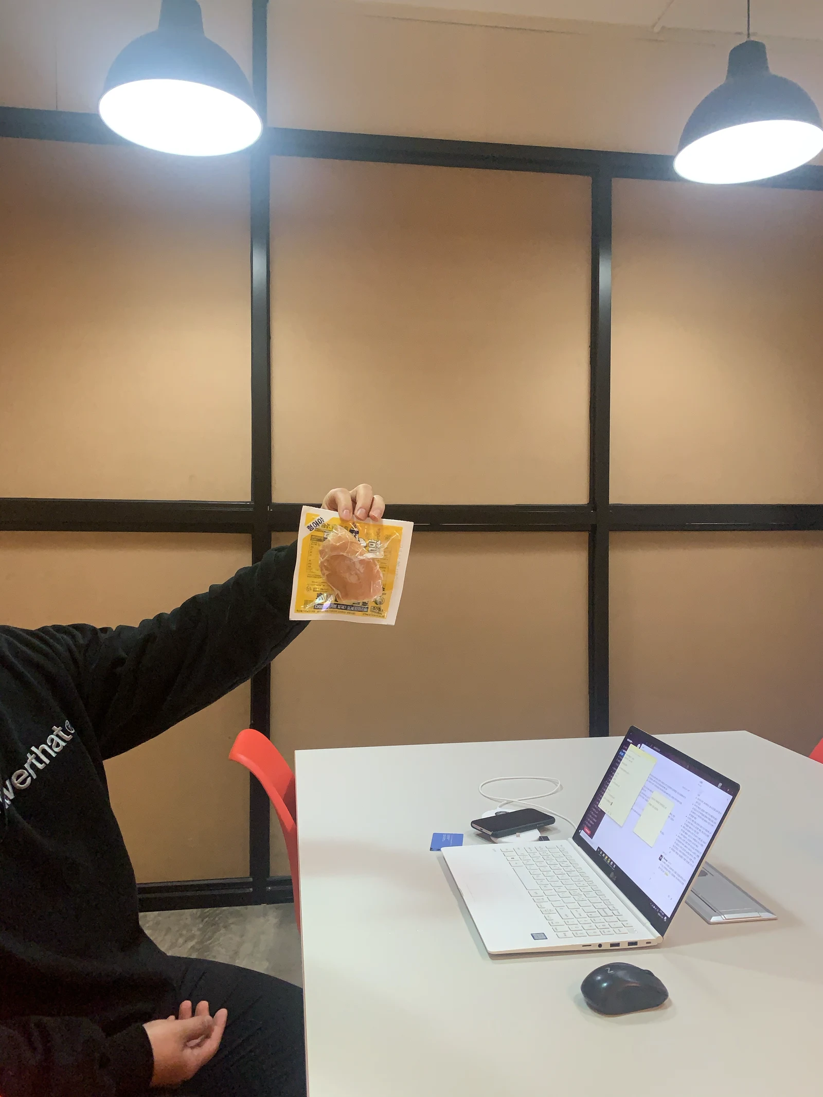 아이디어와 실행이 쌓이던 작업 공간